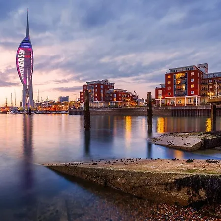 Open Mind Property - 6 Luxury Bedrooms With Free Parking Portsmouth Exterior photo