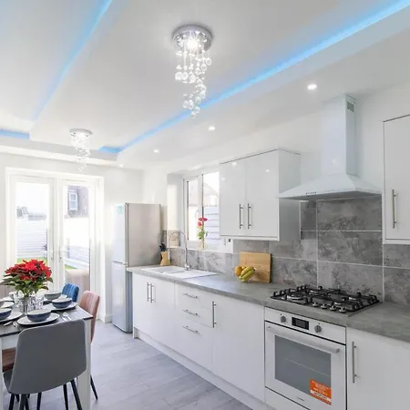 Open Mind Property - 6 Luxury Bedrooms With Free Parking Portsmouth Exterior photo