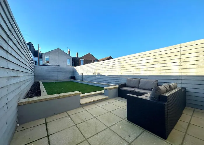 Open Mind Property - 6 Luxury Bedrooms With Free Parking