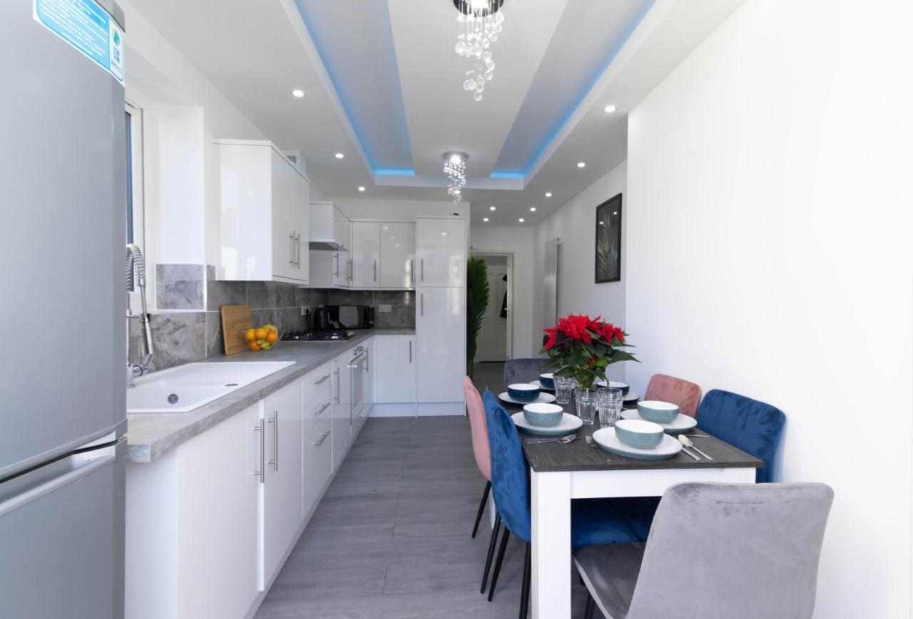 Holiday home Open Mind Property - 6 Luxury Bedrooms With Free Parking *